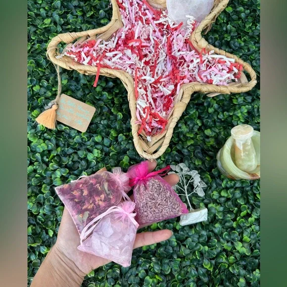 Ocean-Inspired Crystal Gift Set | Selenite, Quartz, Green Onyx & Botanicals - Picture 6 of 8